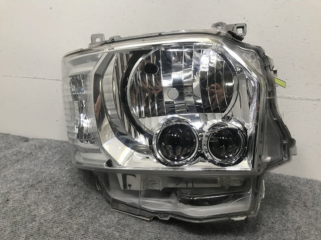 ハイエース レジアスエース 200系 4型 5型 6型 7型 標準 ワイド 純正 後期 右 ヘッドライト LED レベライザー 刻印83 KOITO 26-137(132237)
