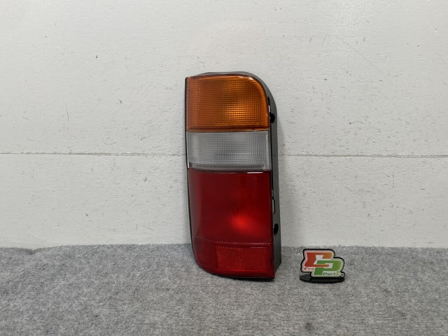 新品!ハイエース 100系 純正 左 テールランプ ライト レンズ ハロゲン KOITO 33-08031 26-29 81561-95J10 トヨタ(132246)