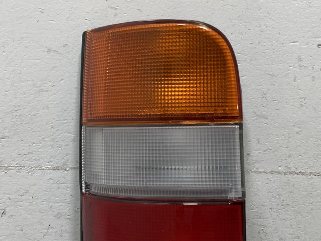 新品!ハイエース 100系 純正 左 テールランプ ライト レンズ ハロゲン KOITO 33-08031 26-29 81561-95J10 トヨタ(132246)