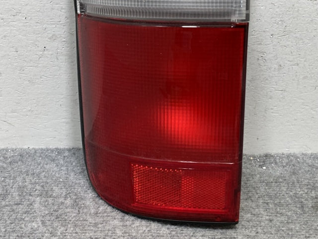 新品!ハイエース 100系 純正 左 テールランプ ライト レンズ ハロゲン KOITO 33-08031 26-29 81561-95J10 トヨタ(132246)