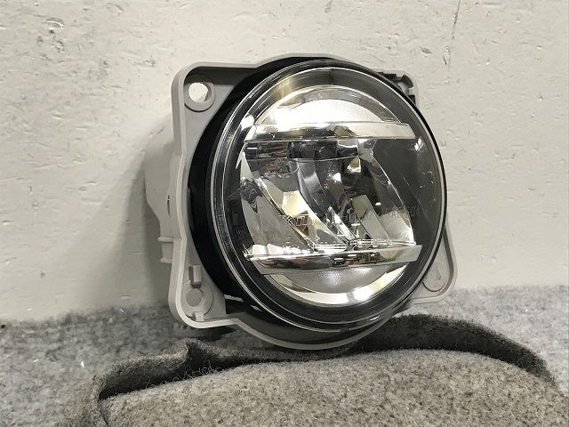 ダイハツ/トヨタ/ホンダ/スバル/スズキ 汎用 LA150S LA800S/M900A/ZN6/JF1/ZC6 純正 左 フォグランプ LED 114-11092 81220-B2460(132485)