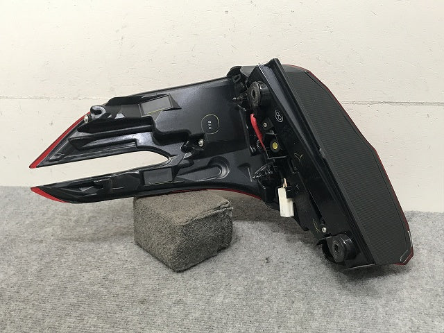 アルファード 30系/AGH30W/AGH35W/GGH30W/GGH35W/AYH30W 純正 後期 右 テールランプ/ライト/レンズ LED KOITO 58-76 81550-58180(132622)