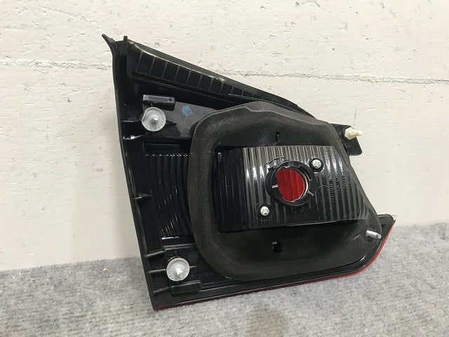 レヴォーグ VM4/VMG 純正 右 テールランプ/ライト/レンズ フィニッシャーランプ ハロゲン ICHIKOH D124/84251VA000 84912VA061(132645)