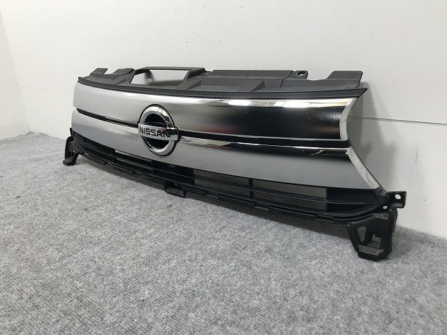 デイズ B21W 純正 後期 フロント グリル/ラジエーターグリル カメラ穴付 6400G912 素地/メッキ 日産(133016)