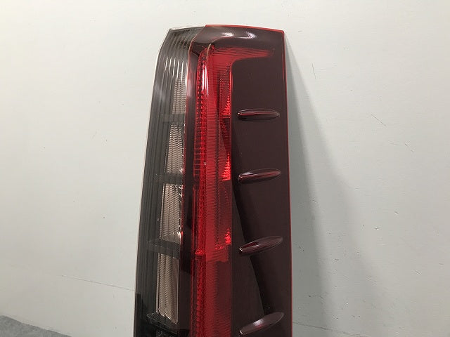 ノア/エスクァイア 80系/ZWR80G/ZRR80G/ZRR85G/ZRR80W/ZRR85W 純正 前期 右 テールランプ/ライト/レンズ LED KOITO 28-231 トヨタ(133073)