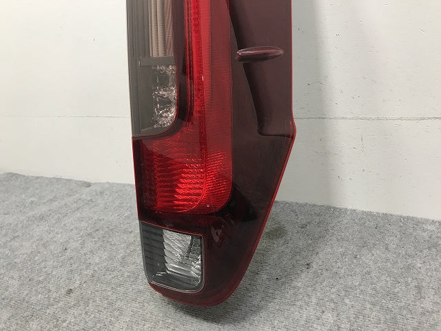 ノア/エスクァイア 80系/ZWR80G/ZRR80G/ZRR85G/ZRR80W/ZRR85W 純正 前期 右 テールランプ/ライト/レンズ LED KOITO 28-231 トヨタ(133073)