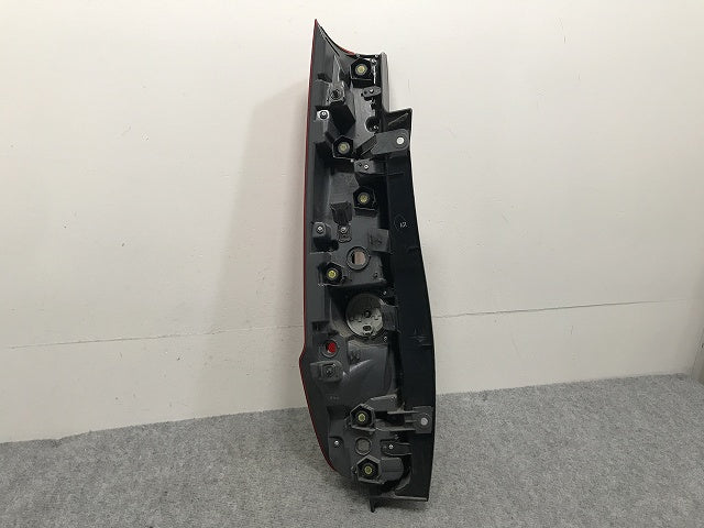 ノア/エスクァイア 80系/ZWR80G/ZRR80G/ZRR85G/ZRR80W/ZRR85W 純正 前期 右 テールランプ/ライト/レンズ LED KOITO 28-231 トヨタ(133073)