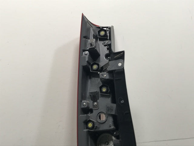ノア/エスクァイア 80系/ZWR80G/ZRR80G/ZRR85G/ZRR80W/ZRR85W 純正 前期 右 テールランプ/ライト/レンズ LED KOITO 28-231 トヨタ(133073)