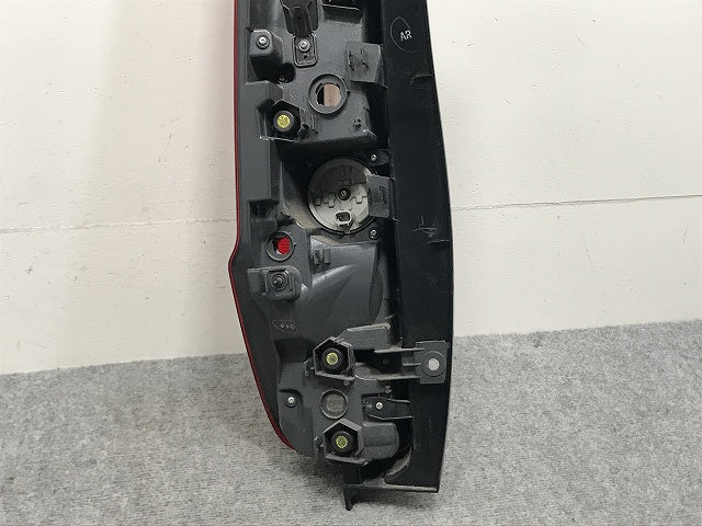 ノア/エスクァイア 80系/ZWR80G/ZRR80G/ZRR85G/ZRR80W/ZRR85W 純正 前期 右 テールランプ/ライト/レンズ LED KOITO 28-231 トヨタ(133073)