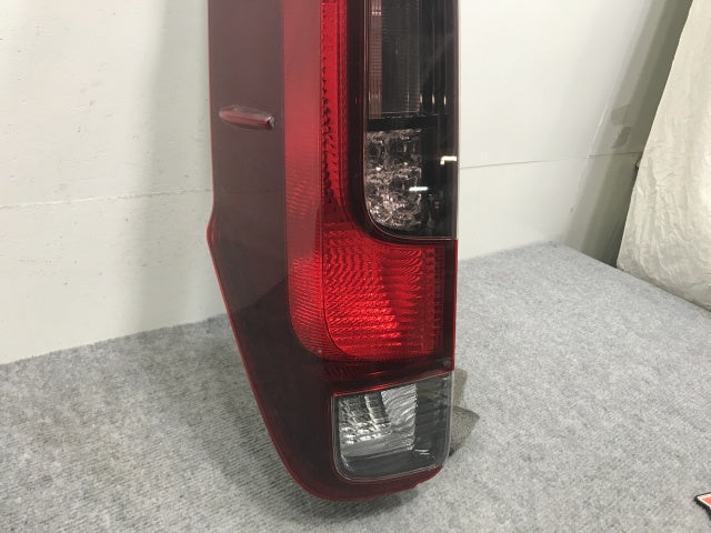 エスクァイア/ノア 80系/ZWR80G/ZWR80W/ZRR80G/ZRR85G/ZRR80W/ZRR85W 純正 前期 左 テールランプ LED 刻印AL KOITO 28-231(133075)