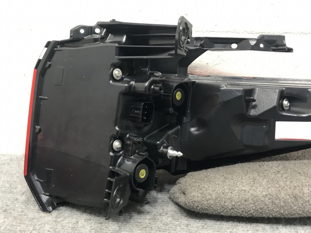 アルファード 40/AGH40W/AGH45W 純正 左 テールランプ/ライト/レンズ LED 81561-V2030 トヨタ(133441)