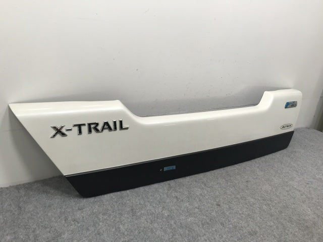 エクストレイル/X-TRAIL/オーテック T31/DNT31/NT31/TNT31 純正 リア ガーニッシュ/フィニッシャー 90901 1DJ0A ホワイト QAB(133471)