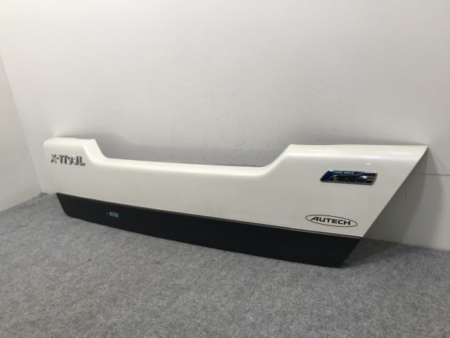エクストレイル/X-TRAIL/オーテック T31/DNT31/NT31/TNT31 純正 リア ガーニッシュ/フィニッシャー 90901 1DJ0A ホワイト QAB(133471)