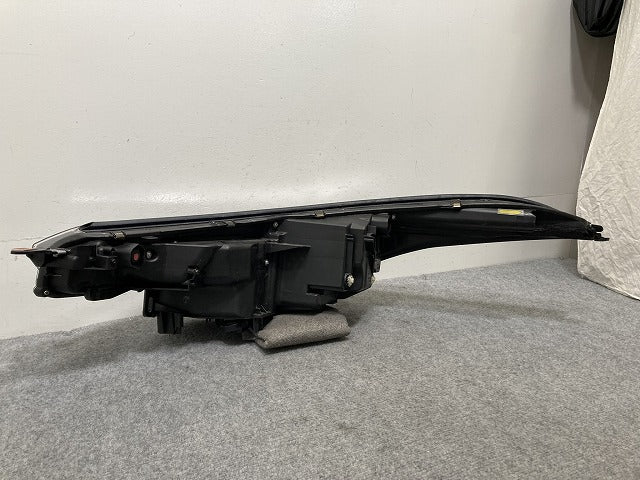 C-HR/CHR/G ZYX10/NGX10/NGX50 純正 中期 右 ヘッドライト/ランプ LED 刻印7 KOITO 10-111 81145-10A20 トヨタ(133956)
