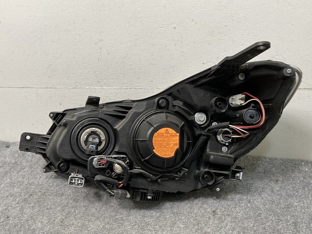 インプレッサ G4/スポーツ/XV GP2/GP3/GP6/GP7/GJ2/GJ3/GJ6/GJ7 純正 右ヘッドライト キセノン HID レベ/バラスト付 1T P9932(134098)