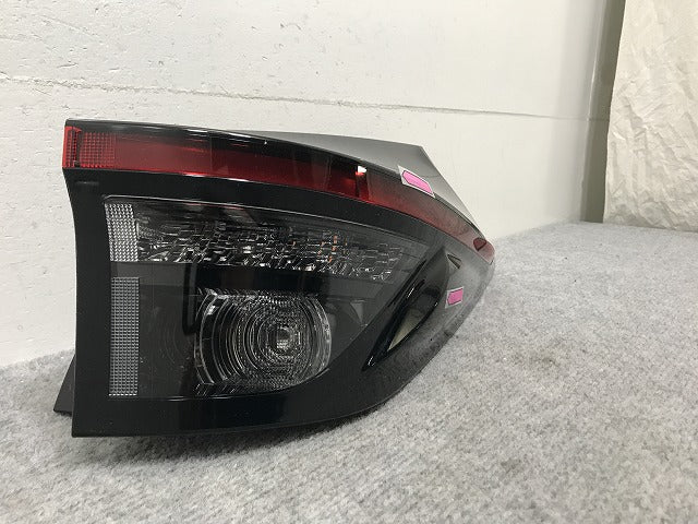 ヤリスクロス/ハイブリッド MXPB10/MXPB15/MXPJ10/MXPJ15 純正 右 テールランプ LED 刻印V3 ICHIKOH 52-330 81551-52E60 トヨタ(134125)