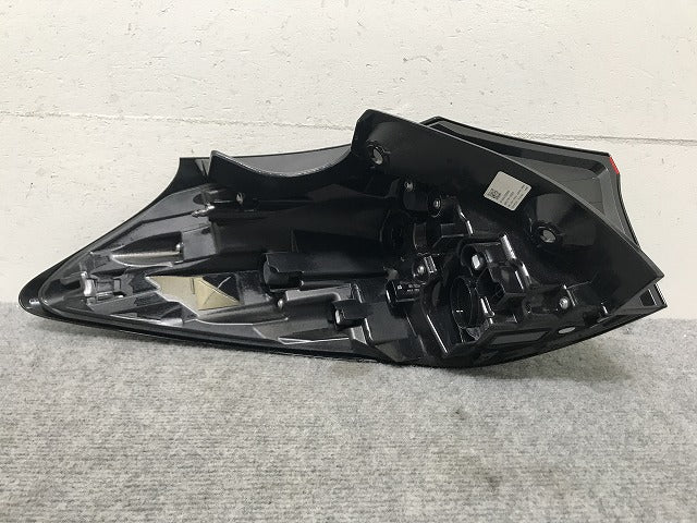 ヤリスクロス/ハイブリッド MXPB10/MXPB15/MXPJ10/MXPJ15 純正 右 テールランプ LED 刻印V3 ICHIKOH 52-330 81551-52E60 トヨタ(134125)