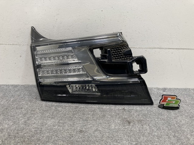 ヴェルファイア 30系/AGH30W/AGH35W/GGH30W/GGH35W/AYH30W 純正 前期 左 テールランプ/フィニッシャーランプ/内側 LED KOITO 58-72(134194)