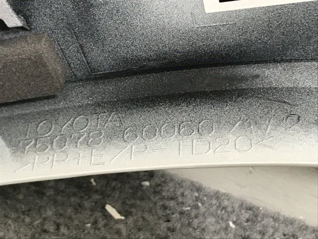 新車取り外し!ランドクルーザー/ランクル FJA300W/VJA300W 純正 左 リア ドア/オーバーフェンダー/フェンダーアーチモール 75078-60060 090 トヨタ(134450)