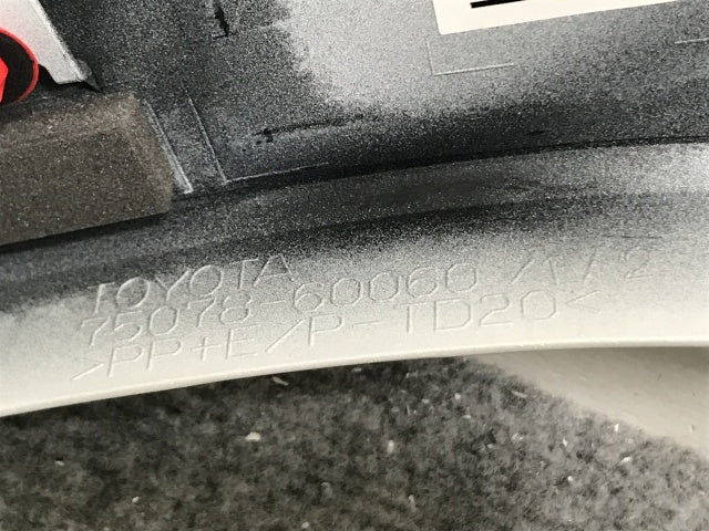 新車取り外し!ランドクルーザー/ランクル FJA300W/VJA300W 純正 左 リア ドア/オーバーフェンダー/フェンダーアーチモール 75078-60060 090 トヨタ(134458)