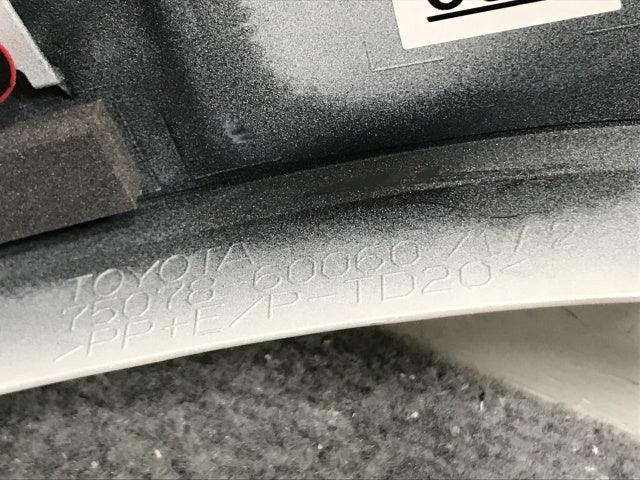 新車取り外し!ランドクルーザー/ランクル FJA300W/VJA300W 純正 左 リア ドア/オーバーフェンダー/フェンダーアーチモール 75078-60060 090 トヨタ(134459)