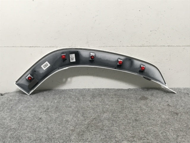 新車取り外し!ランドクルーザー/ランクル FJA300W/VJA300W 純正 左 リア ドア/オーバーフェンダー/フェンダーアーチモール 75078-60060 090 トヨタ(134460)