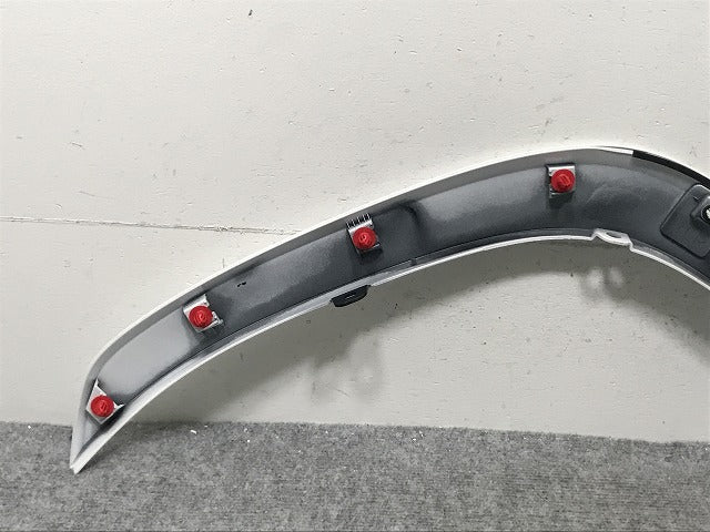 新車外し!ランドクルーザー/ランクル FJA300W/VJA300W 純正 左 リア クォーター/オーバーフェンダー/フェンダーアーチモール 75606-60120 ホワイト 090(134464)
