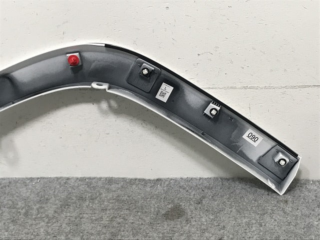 新車外し!ランドクルーザー/ランクル FJA300W/VJA300W 純正 左 リア クォーター/オーバーフェンダー/フェンダーアーチモール 75606-60120 ホワイト 090(134464)