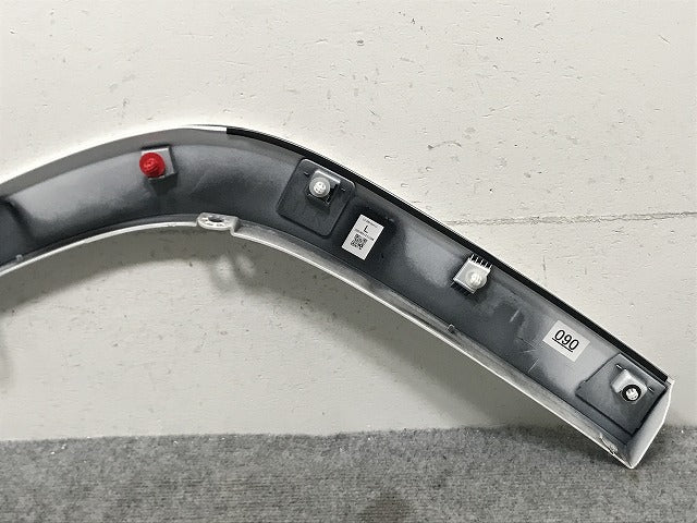 新車外し!ランドクルーザー/ランクル FJA300W/VJA300W 純正 左 リア クォーター/オーバーフェンダー/フェンダーアーチモール 75606-60120 ホワイト 090(134465)