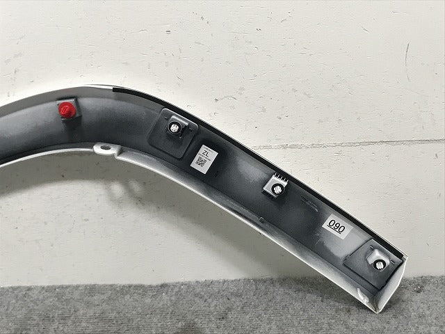 新車外し!ランドクルーザー/ランクル FJA300W/VJA300W 純正 左 リア クォーター/オーバーフェンダー/フェンダーアーチモール 75606-60120 ホワイト 090(134466)