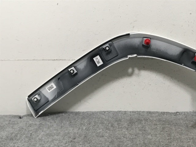 新車取り外し!ランドクルーザー/ランクル FJA300W/VJA300W 純正 右 リア クォーター/オーバーフェンダー/フェンダーモール 75605-60120 090 トヨタ(134468)