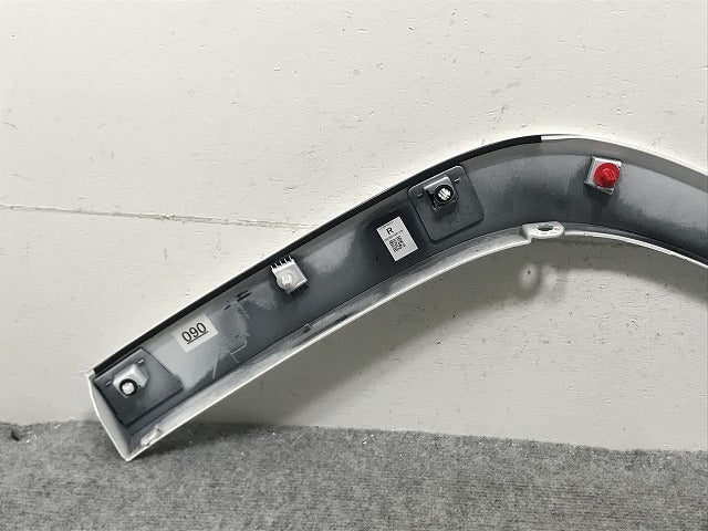 新車外し!ランドクルーザー/ランクル FJA300W/VJA300W 純正 右 リア クォーター/オーバーフェンダー/フェンダーアーチモール 75605-60120 ホワイト 090(134472)