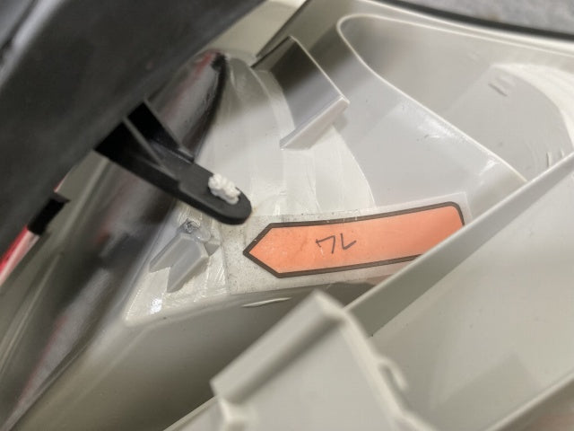 新品!A4(B6) 8E系 純正 前期 左 テールランプ/ライト/レンズ ハロゲン HELLA 8E0 945095 8E5945217 アウディ(134495)