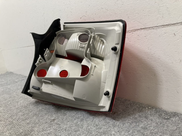新品!A4(B6) 8E系 純正 前期 左 テールランプ/ライト/レンズ ハロゲン HELLA 8E0 945095 8E5945217 アウディ(134495)