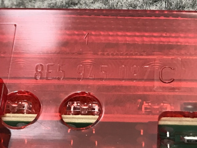 新品!A4(B6/B7) 8E系 純正 ハイマウントストップランプ/テールランプ/ライト/レンズ LED 8E5 945 097 8E5945097C アウディ(134561)