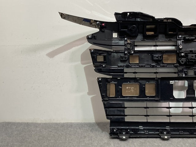 ノア/SG/SZ 90系/ZWR90W/ZWR95W/MZRA90W/MZRA95W 純正 フロント グリル/ラジエーターグリル 53101-V1020 メッキ トヨタ(134595)