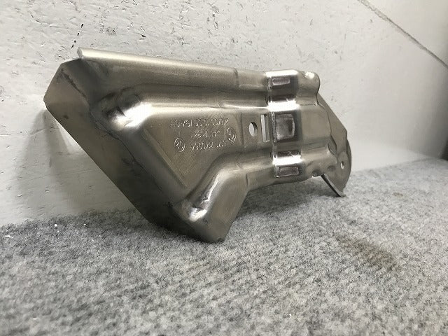 新品!5シリーズ E60 純正 右 フロントフェンダーライナーブラケット/ホイールブラケット 5171-7140964 51717140964 BMW(134689)