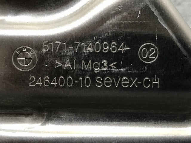新品!5シリーズ E60 純正 右 フロントフェンダーライナーブラケット/ホイールブラケット 5171-7140964 51717140964 BMW(134689)