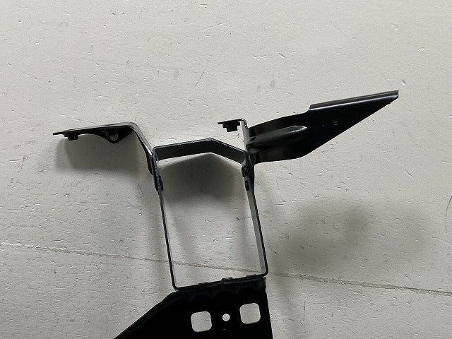 新品!5シリーズ E60/E61 純正 右 フロント ラジエーターサポート/ブラケット 5164-7163484 51647163484 BMW(134788)