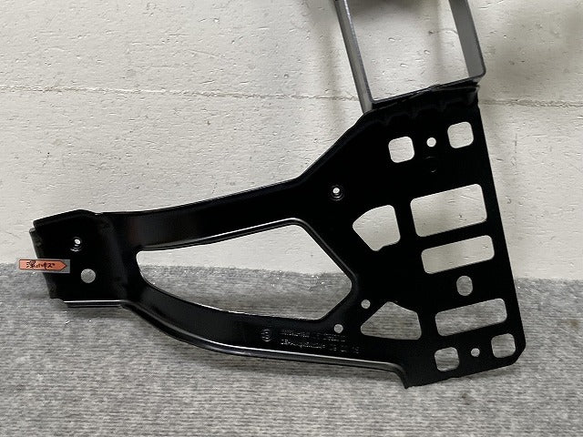 新品!5シリーズ E60/E61 純正 右 フロント ラジエーターサポート/ブラケット 5164-7163484 51647163484 BMW(134788)
