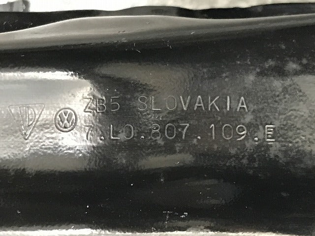 新品!トゥアレグ 7L系 純正 フロント バンパー ホースメント 7.L0.807.109.E 7L0807109E フォルクスワーゲン(134920)