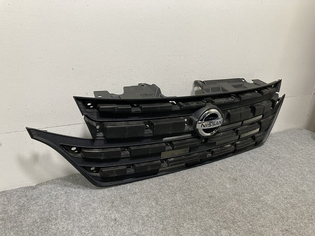 デイズルークス/ハイウェイスター B21A 純正 前期 フロント グリル/ラジエーターグリル カメラ穴付 6400F829 素地 日産(135358)