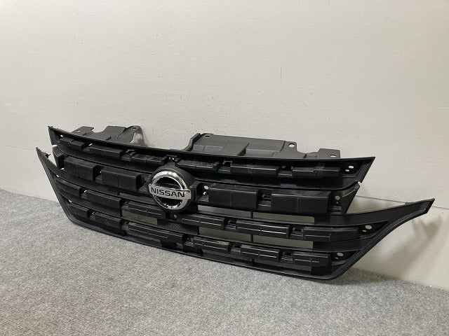 デイズルークス/ハイウェイスター B21A 純正 前期 フロント グリル/ラジエーターグリル カメラ穴付 6400F829 素地 日産(135358)