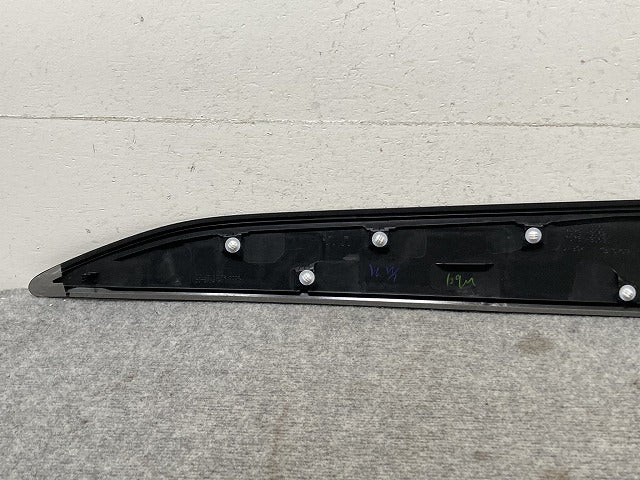 新車取り外し!クラウン/クロスオーバー TZSH35/AZSH35 純正 右 フロント サイド ドア ガーニッシュ 75731-30611 ブラック ソリッド トヨタ(135727)