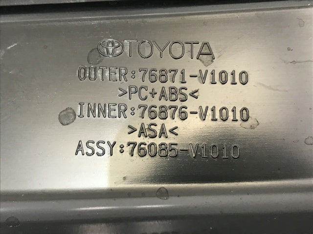 新車取り外し!ヴォクシー/ノア 90系/ZWR90W/ZWR95W/MZRA90W/MZRA95W 純正 リア スポイラー 76085-V1010 ホワイトパール 070(136431)