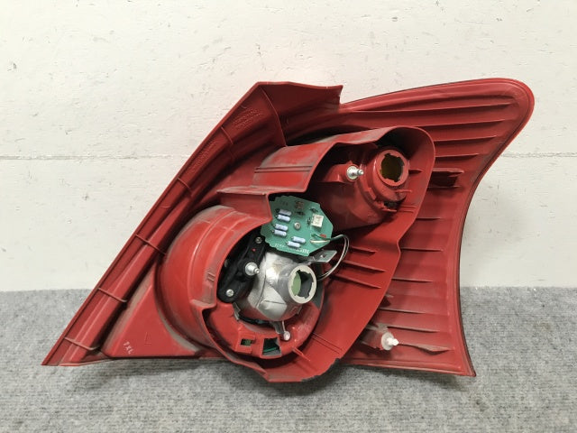 ヴィッツ NCP91/NCP95/KSP90/SCP90 純正 左 テールランプ/ライト/レンズ LED KOITO 52-144 トヨタ(136656)