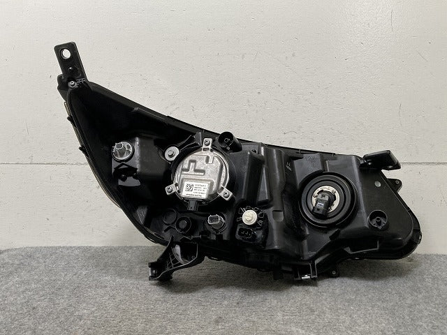 フリード/ハイブリッド GB5/GB6/GB7/GB8 純正 左 ヘッドライト/ランプ ハロゲン レベライザー STANLEY W2172 ホンダ(137130)