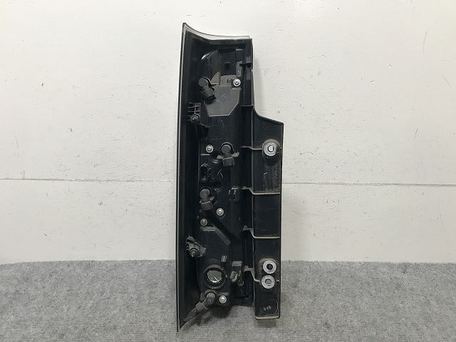 スペーシア カスタム/フレアワゴンカスタムスタイル MK53S/MM53S 純正 右 テールランプ/ライト/レンズ LED KOITO 220-5938M スズキ(137393)