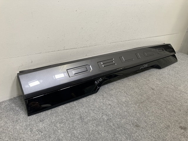 デリカミニ B34A/B35A/B37A/B38A 純正 リア ガーニッシュ 90810 7NL0A グレー 三菱(137932)