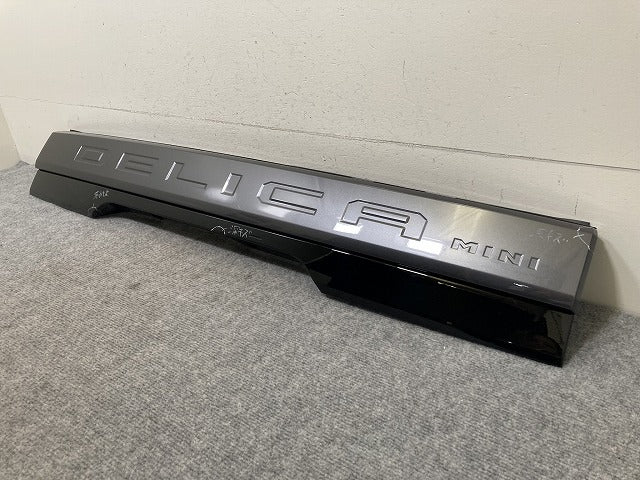 デリカミニ B34A/B35A/B37A/B38A 純正 リア ガーニッシュ 90810 7NL0A グレー 三菱(137932)
